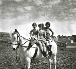 mujeres de circo sentadas a caballo
